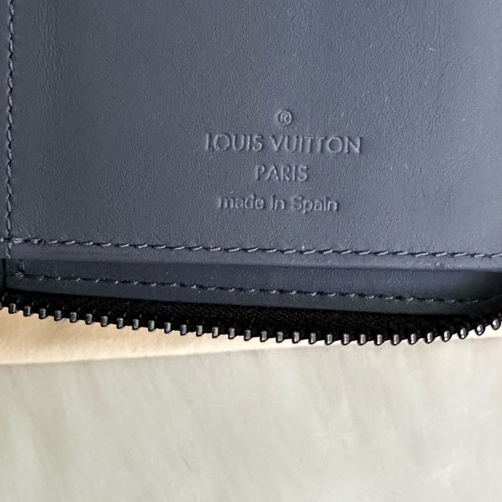 Auth Zippy Wallet Micro Chip - Picture 13 of 17